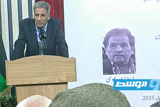 الناقد والكاتب منصور بوشناف خلال الأمسية التأبينية بالجمعية الليبية للآداب والفنون للراحلين جمعة الدويب والكاتب والناقد رضا بن موسى. (بوابة الوسط)