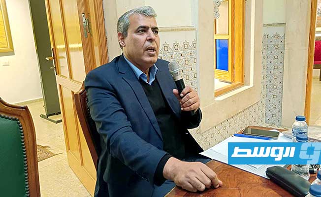 الكاتب حسين المزداوي مدير الأمسية. (بوابة الوسط)