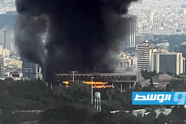 أعمدة الدخان ترتفع من مبنى التلفزيون الرسمي الإيراني عقب الضربة الإسرائيلية. (الإنترنت)