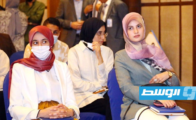 عدد من الحضور.