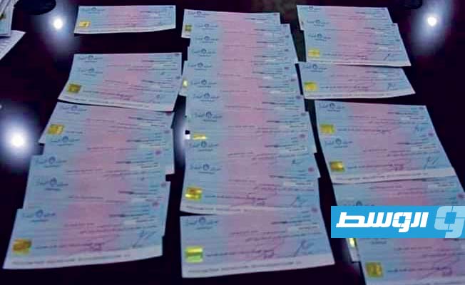 عدد من الصكوك الخاصة بـ«هدية رمضان» للأسر المستهدفة بالمبادرة. (الهيئة العامة لصندوق التضامن الاجتماعي)