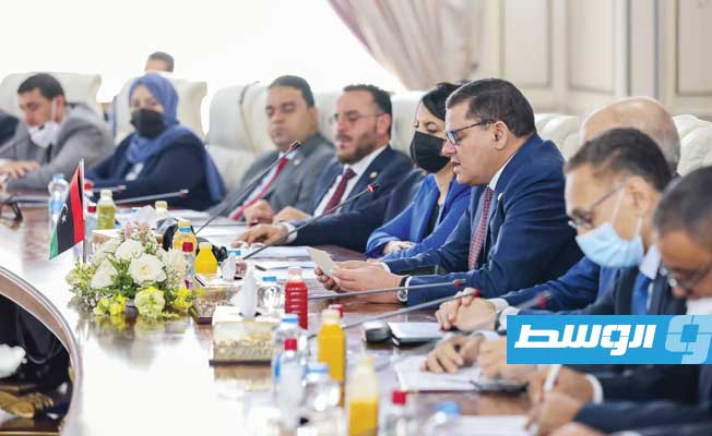 مسؤولون من حكومة الوحدة الوطنية في مقدمتهم الدبيبة في اجتماع مع الوفد التونسي برئاسة رئيس الحكومة هشام المشيشي. (حكومة الوحدة الوطنية)