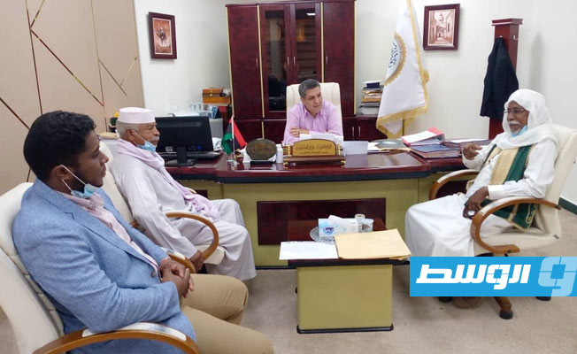 موسى المقريف مع عدد من مشايخ وأعيان بلدية وادي عتبة, 28 سبتمبر 2021. (وزارة التربية والتعليم)