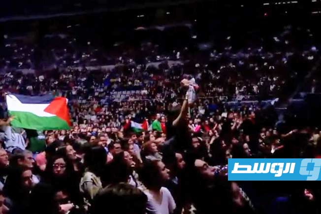الجماهير ترفع علم فلسطين في قاعة «بالاو سانت جوردي» في مدينة برشلونة، خلال فعالية «كونسيرت-مانيفستو من أجل فلسطين» في 29 يناير 2026. (جينيسيس بوب)
