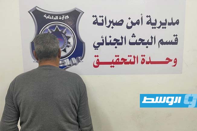متهم بتهريب مهاجرين بصبراتة، 24 يناير 2026. (أمن صبراتة)