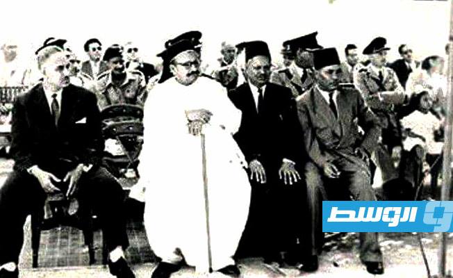 مع رجال بلدية بنغازي عندما كان يوسف لنقي عميدها