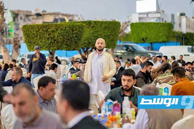 مدينة مصراتة تحتضن مبادرة الإفطار الجماعي، التي يشارك فيها أبناء المدينة وضيوفها من عدة مدن ليبية. (تصوير: عماد خضورة)