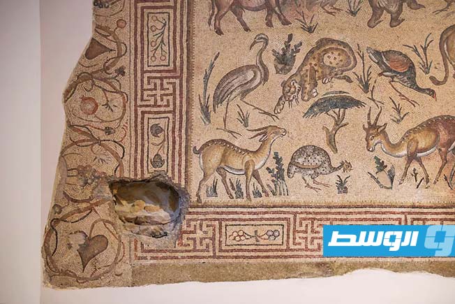 قطعة أثرية من الفسيفساء تضررت برصاص قناص خلال الحرب الأهلية اللبنانية، في المتحف الوطني ببيروت، لبنان، 10 أبريل 2025. (رويترز)