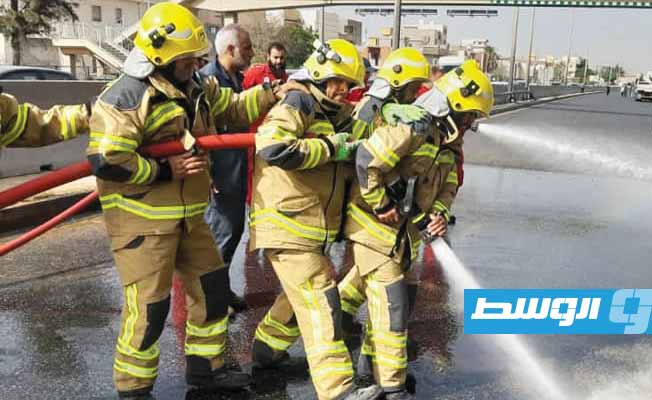 فريق الطوارئ بشركة مليتة يساعد في إنقاذ مقطورة الغاز التابعة لشركة البريقة عقب حادث التصادم، 27 يونيو 2021. (شركة مليتة)