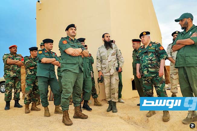 صدام حفتر يتفقد الوحدات العسكرية على خطوط الدفاع الأمامية غرب سرت، الثلاثاء 20 مايو 2025. (شعبة الإعلام الحربي)