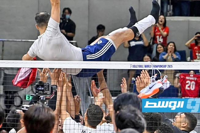 من وداع قائد المنتخب الليبي لكرة الطائرة المعتزل فؤاد المعروق عقب مباراة المنتخب أمام اليابان، الأربعاء 17 سبتمبر 2025 (الاتحاد الليبي للكرة الطائرة)