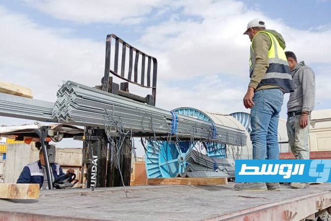 من عمليات صرف دفعة جديدة من الأبراج الحديدية لتعزيز استقرار الشبكة. (الشركة العامة للكهرباء)