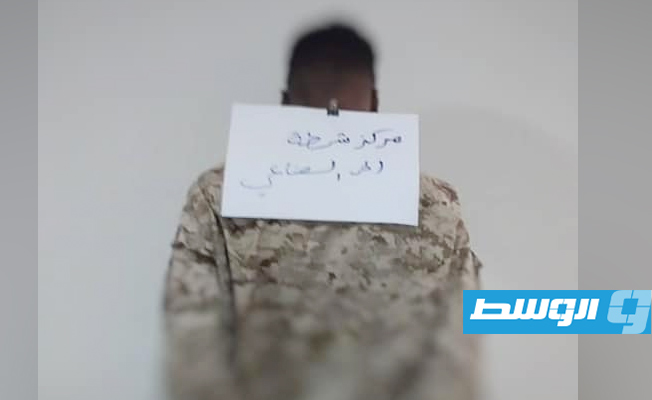 أحد المطلوبين بعد ضبطه في مركز شرطة حي الصناعي، 16 مايو 2021. (مديرية أمن طرابلس)
