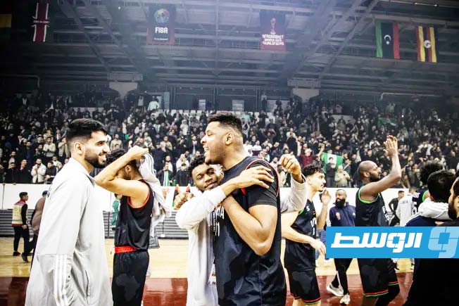 لاعبو منتخب لييبيا للسلة بعد فوزهم بإحدى المباريات. (الاتحاد الدولي للسلة)