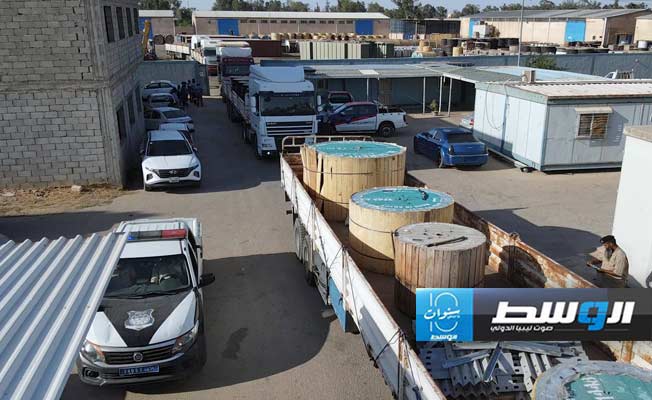 قافلة الشركة العامة للكهرباء المتجهة إلى الكفرة قبل انطلاقها من مخازن الشركة. (الشركة العامة للكهرباء)