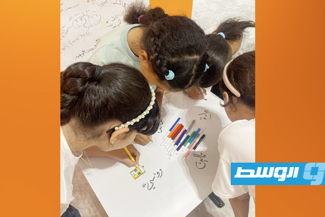 رسم تفاعلي للأطفال في معرض «من ليبيا إلي العالم» في بنغازي (فيسبوك)