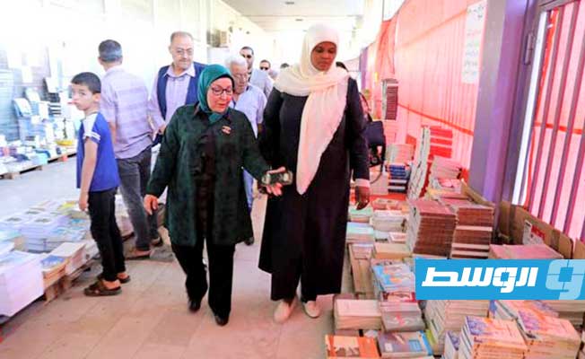 وزيرة الثقافة بحكومة الوحدة الوطنية الموقتة في زيارة للمكتبة بتاريخ 5 أكتوبر 2023. (صفحة المكتبة على فيسبوك)