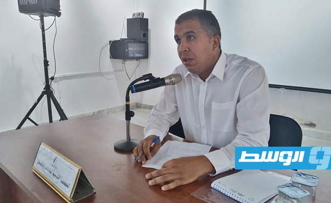 الكاتب نوري البوسيفي مدير الندوة (بوابة الوسط)