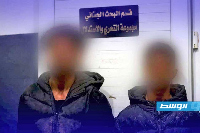 متهمان بسرقة إطارات السيارات في بنغازي (مديرية أمن بنغازي)