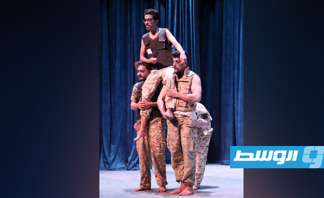 مشهد من العرض المسرحي «عندما كنا أحياء» (فيسبوك)