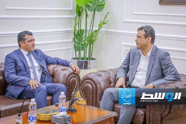 من اجتماع أبوجناح مع رئيس لجنة إدارة هيئة التأمين الطبي عمر الأمين بمقر الهيئة بالعاصمة طرابلس، 15 يوليو 2024. (وزارة الصحة)