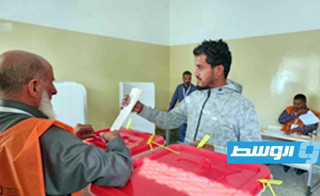 مواطن يدلي بصوته بالانتخابات البلدية في بئر الأشهب، 16 نوفمبر 2024. (مراسل الوسط: محمد العوكلي)
