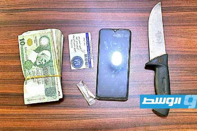 الأحراز المضبوطة مع مرتكب سلسلة عمليات سطو مسلح في الأبيار، الأحد 9 نوفمبر 2025. (جهاز البحث الجنائي)