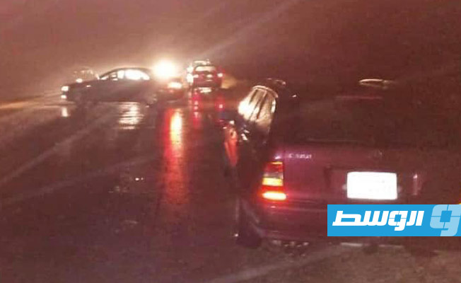 السيارات العالقة على طريق وادي دينار شمال بني وليد بسبب السيول الغزيرة. (فيسبوك)