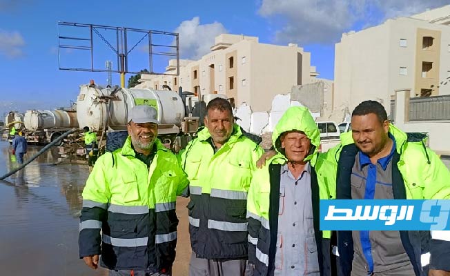 شاحنات تابعة لشركة المياه تشفط مياه الأمطار بالطريق الساحلي. (شركة المياه)
