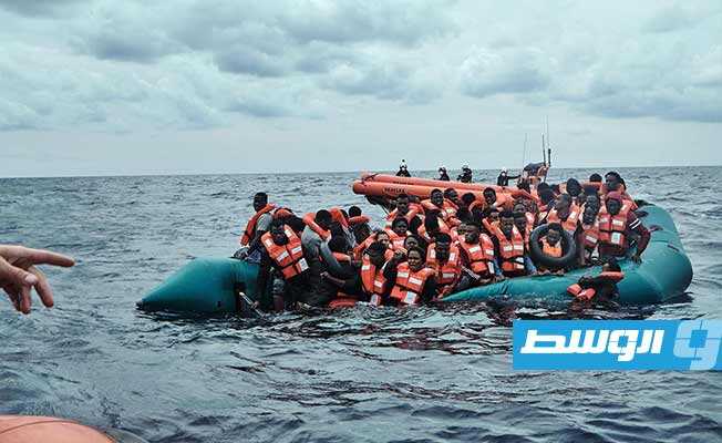 جانب من عملية إنقاذ مهاجرين غير شرعيين قبالة سواحل القرة بوللي (مشروع ألارم فون على تويتر)