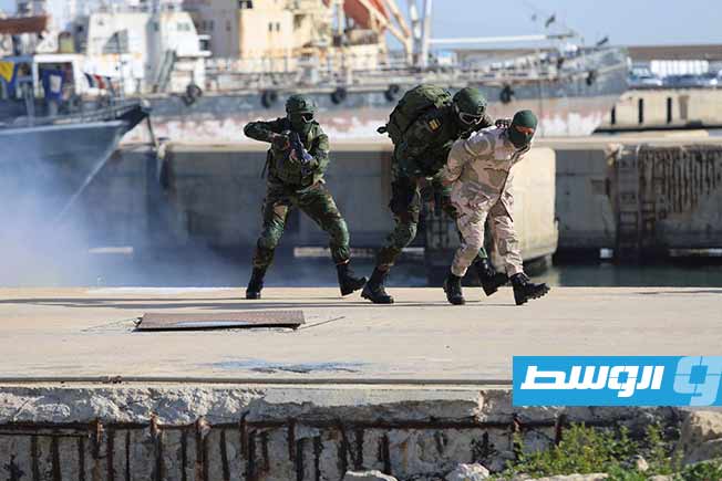 جانب من محاكاة لعملية تفتيش بحرية خلال حفل تخريج دفعتين بالقوات الخاصة البحرية في قاعدة طرابلس، الخميس 13 فبراير 2025 (رئاسة الأركان العامة)
