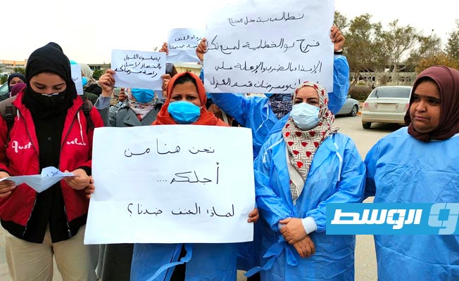 الوقفة الاحتجاجية للعاملين بمركز طبرق الطبي، الثلاثاء 8 مارس 2022. (الإنترنت)