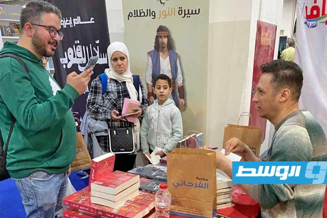 البخاري يتحدث مع جمهور سيرة النور والظلام بمعرض الكتاب (فيسبوك)