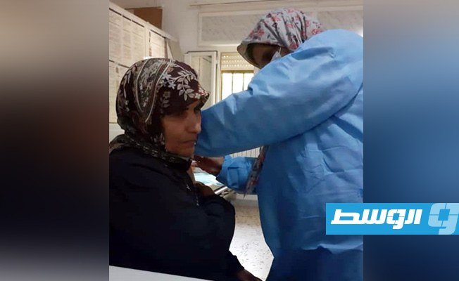 مواطنة تتلقى اللقاح المضاد لفيروس كورونا في شحات، 20 مايو 2021. (إدارة الخدمات الصحية ببلدية شحات)