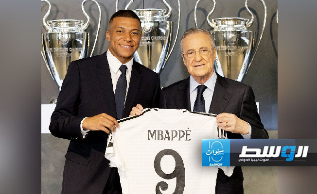 النجم الفرنسي كيليان مبابي مع رئيس نادي ريال مدريد بيريز في حفل تقديمه، 16 يوليو 2024. (إنترنت)