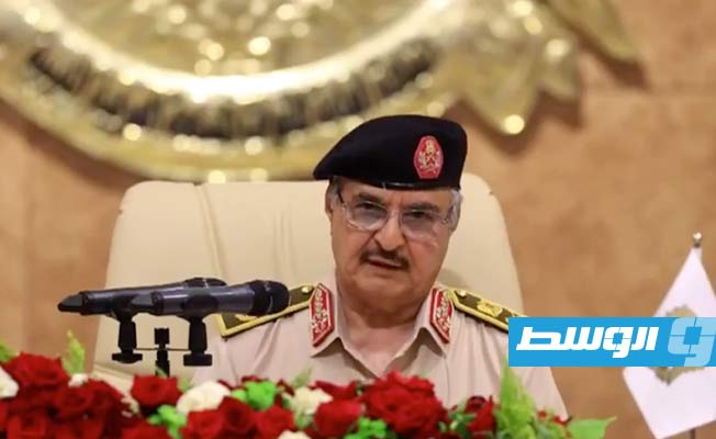 المشير خليفة حفتر يتحدث خلال لقائه قيادات عسكرية وأمنية في حفل معايدة نشر اليوم الإثنين 3 يوليو 2023 (لقطة مثبتة من الفيديو)
