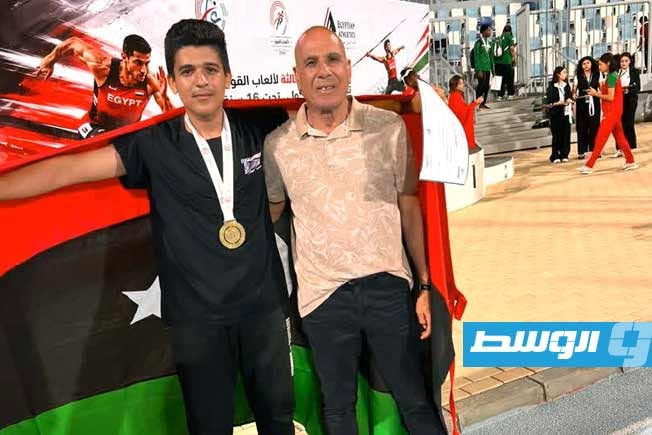 البطل الليبي محمد يوسف عقب تتويجه بالميدالية الذهبية (فيسبوك)