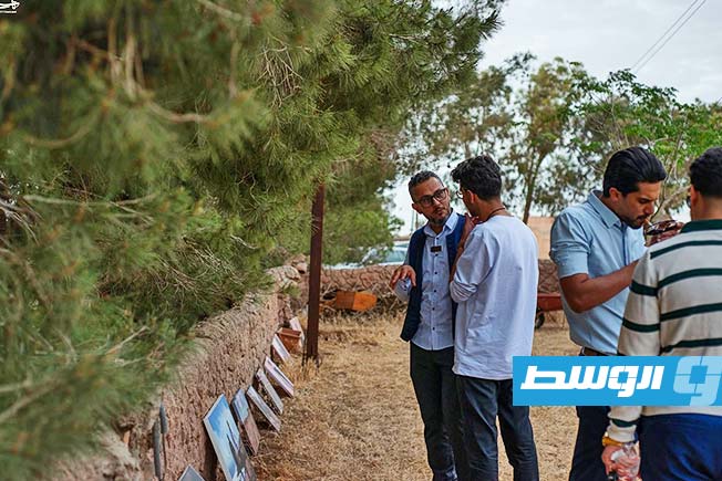 معرض لوحات تشكيلة وصور فوتوغرافية في الجبل الأخضر. (محمد امنينه)