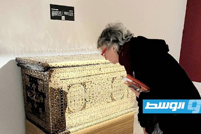 هادية قانة أمام الصندوق في المعرض (فيسبوك)