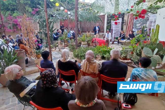 الفنانة الفرنسية آن ليز بروييه تُنظّم ورشة فنية في طرابلس ضمن مشروع فوتوغرافي حول المتوسط. (سفارة فرنسا في ليبيا - منصة إكس)
