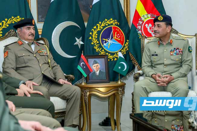 قائد الجيش الباكستاني المشير عاصم منير في استقبال المشير حفتر لدى وصوله باكستان، الإثنين 2 فبراير 2026. (القيادة العامة)