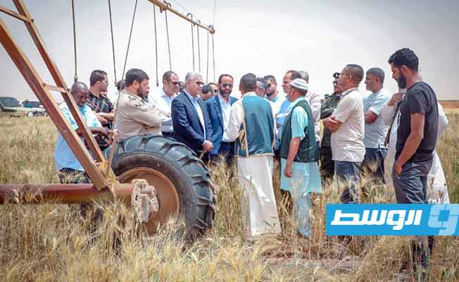 باشاغا خلال استماعه إلى مطالب المزارعين.