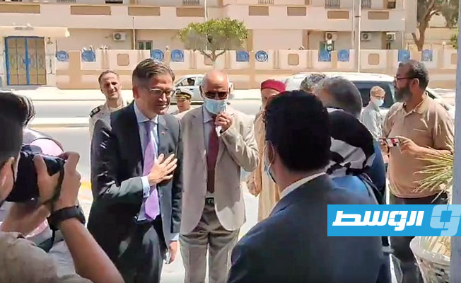 وصول السفير الألماني أوليفر أوفيتشا إلى بلدية طبرق، 29 مايو 2021. (البلدية: صورة من فيديو الوصول)