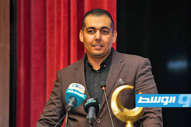 المخرج نزار الحراري في حفل الهلال الذهبي بعد تسلم الجائزة (فيسبوك)