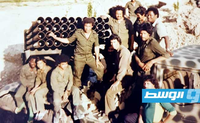 بشير زعبيه (متوسطا الصورة) في موقع للقوات العسكرية الليبية بمنطقة البقاع في لبنان خلال الفترة التي قضاها هناك بين عامي 1983 و1984 إبان الحرب الأهلية اللبنانية. (صفحة بشير زعبيه، فيسبوك)