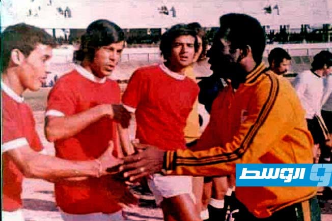 بيليه يصافح نجوم الأهلي بنغازي بن صويد والميار والخفيفي. (أرشيف - الوسط)