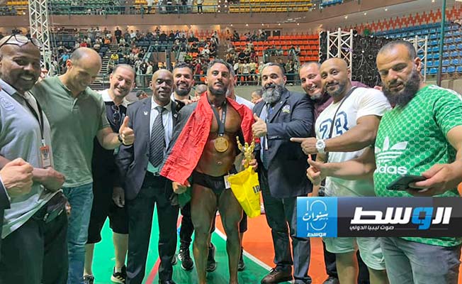 المنتصر بالله الشيخي عقب تتويجه بالميدالية الذهبية (صفحة الاتحاد الليبي لبناء الأجسام)