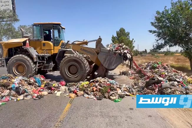 قمامة سقطت على طريق المطار بعد انقلاب شاحنة نقل، 26 يونيو 2025. (مديرية أمن طرابلس)