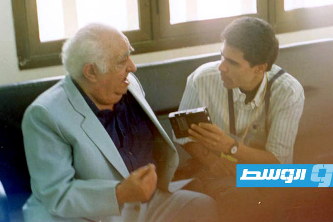 محرر الوسط زين العابدين بركان خلال حديث صحفي نادر مع كبير الصحفيين الرياضيين المصريين الرمز نجيب المستكاوي. (خاص - الوسط)
