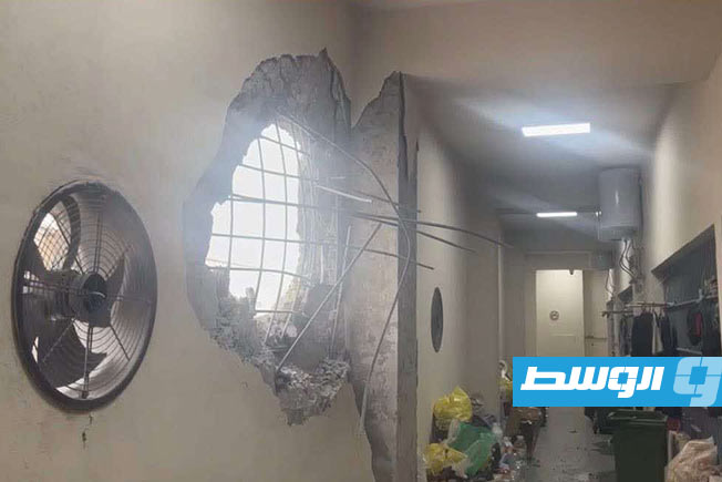 آثار القذيفة التي سقطت داخل سجن معيتيقة في طرابلس، وثقها الوفد الزائر في 31 مايو 2025. (الإنترنت)